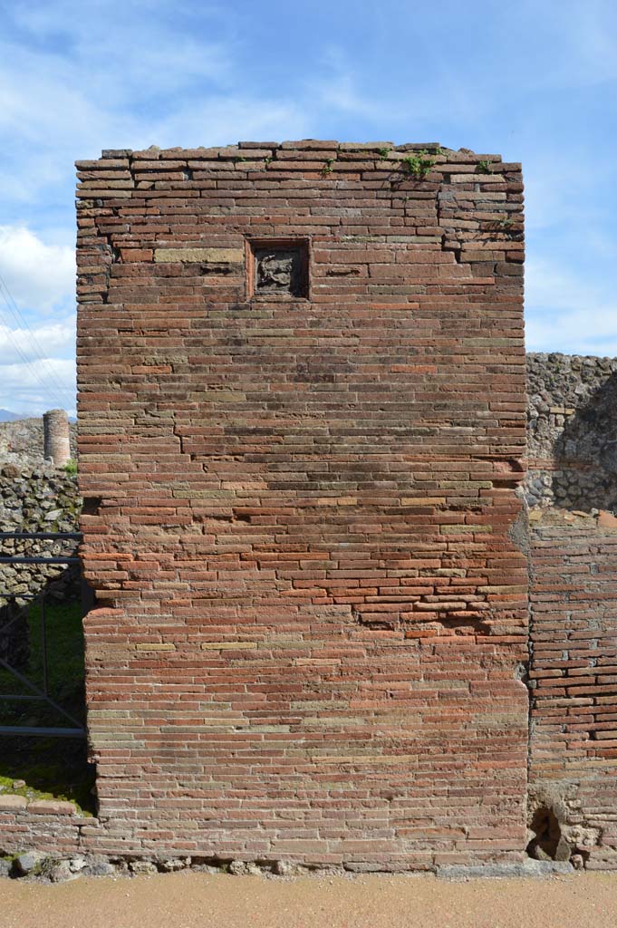 VII.2.32 Pompeii. March 2018. Pilaster between VII.2.31, on left, and VII.2.32, on right.
Foto Taylor Lauritsen, ERC Grant 681269 DCOR.
