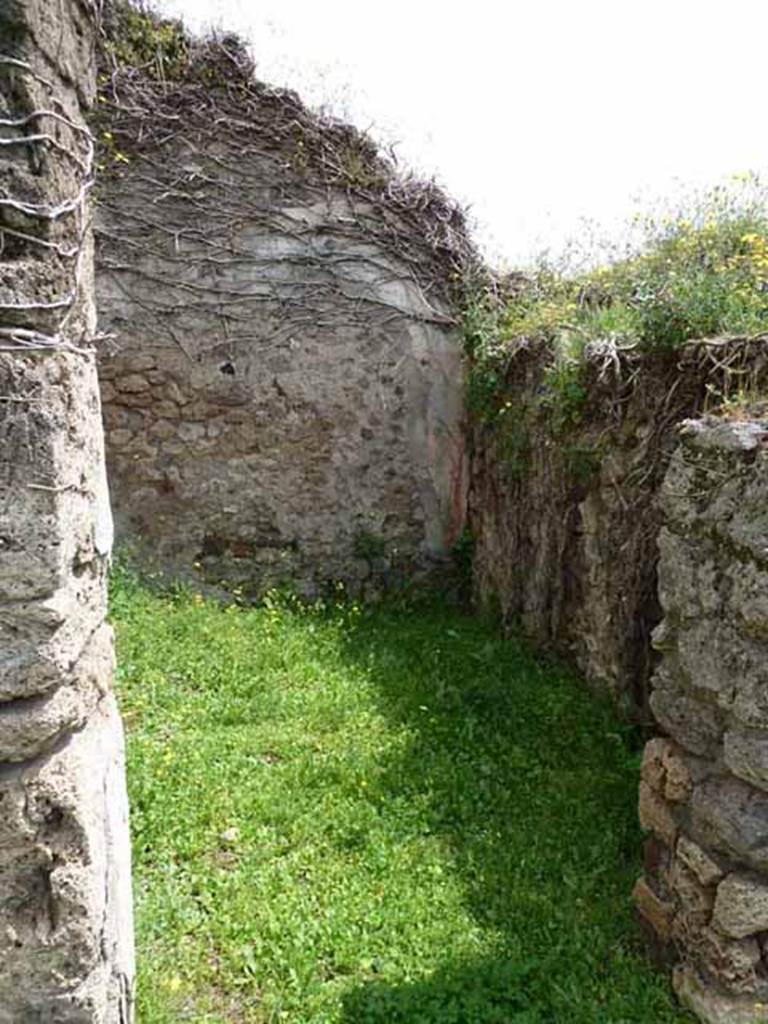 VII.2.35 Pompeii. May 2010. Cubiculum on east side of atrium.