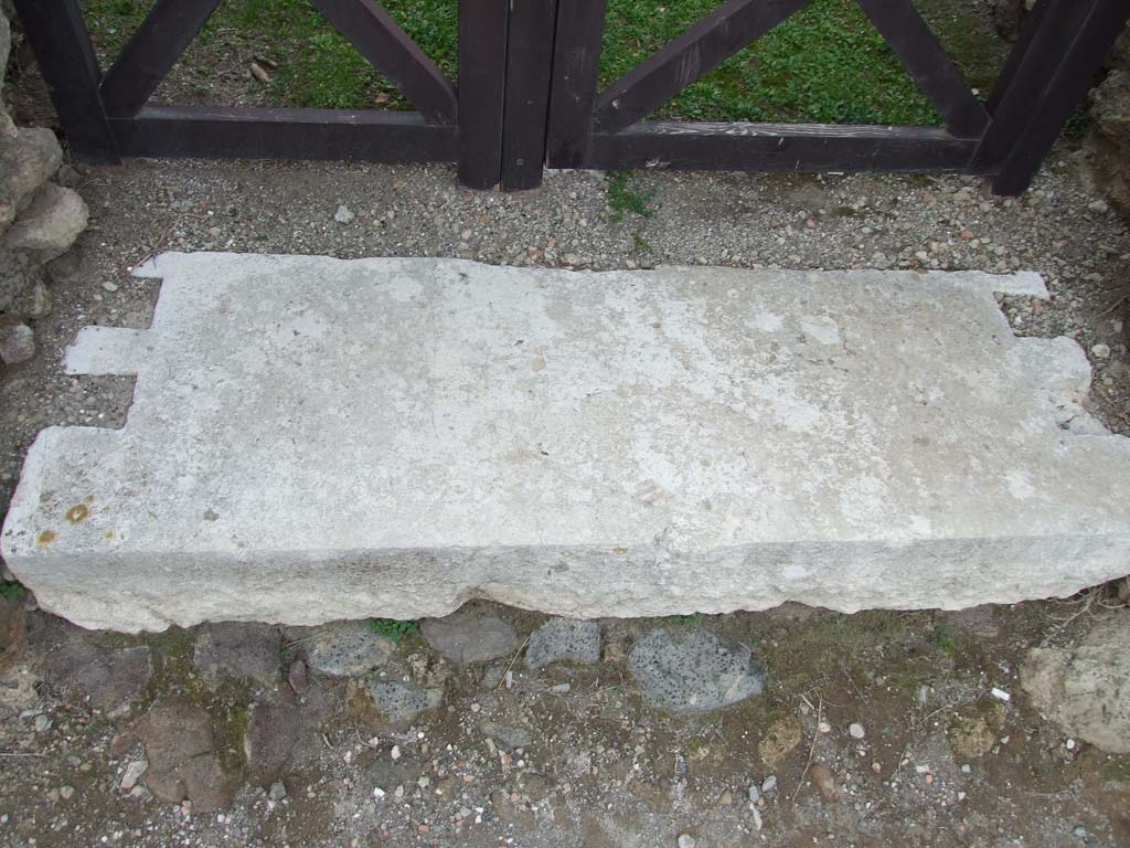 VII.2.35 Pompeii. December 2007. Entrance sill.