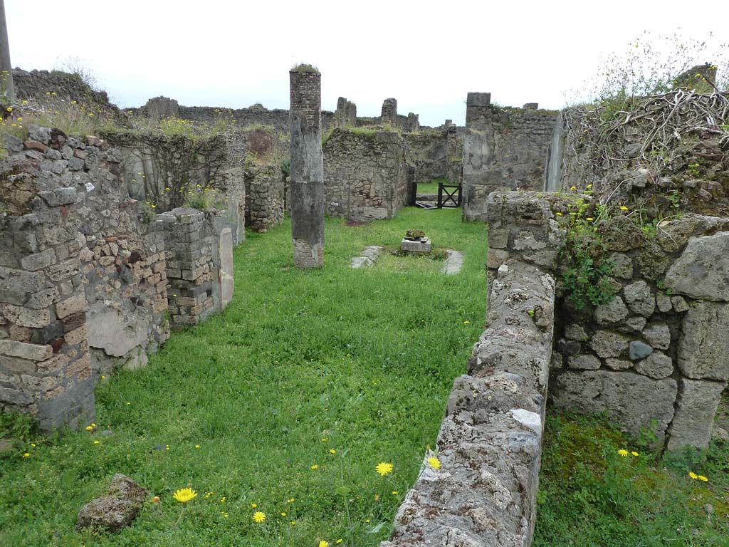 VII.2.35 Pompeii. May 2010.
Looking south-east across garden, tablinum’s east wall and atrium. Photo taken from corridor leading from VII.2.27.