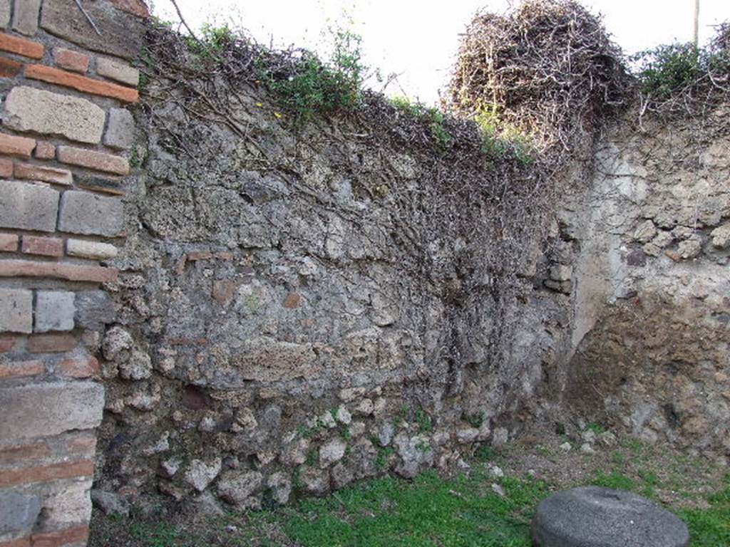 VII.2.37 Pompeii. May 2005. West wall of shop.