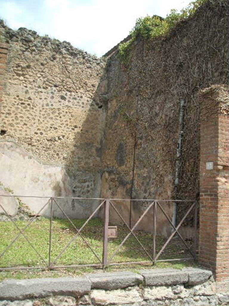 VII.2.43 Pompeii.  May 2005.  East wall.