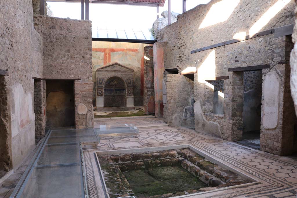 VII.2.45, Pompeii. December 2018.
Looking north across impluvium in atrium towards tablinum, in centre. Photo courtesy of Aude Durand.