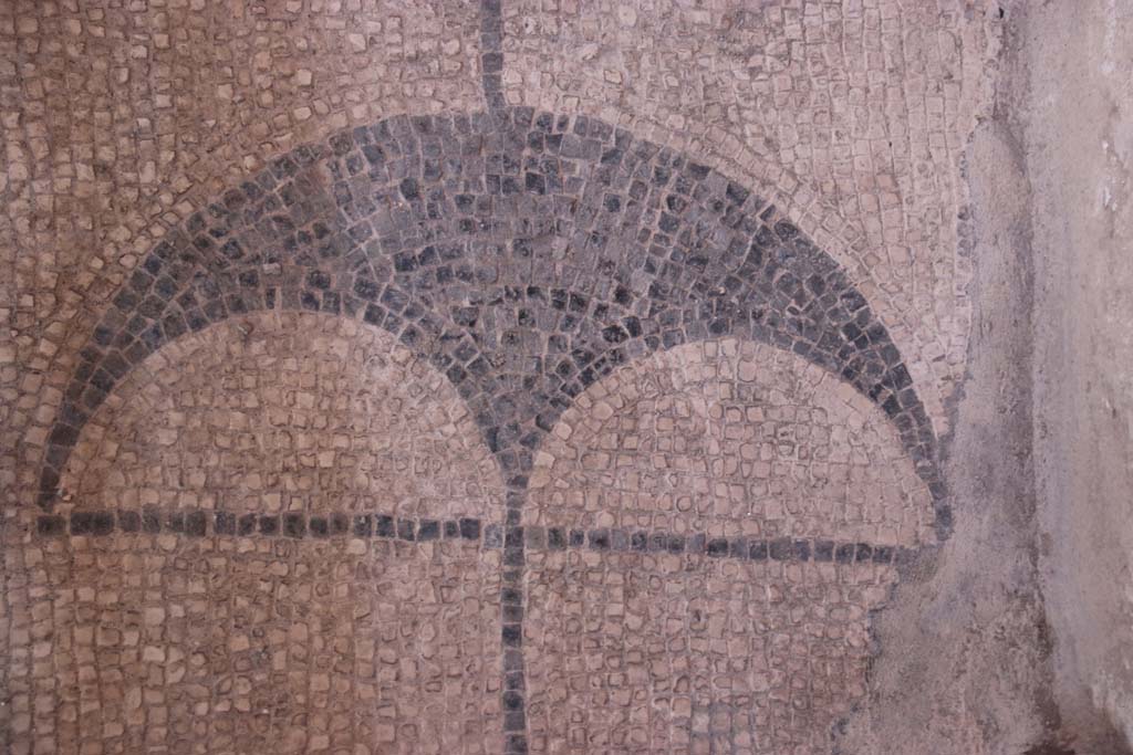 VI.2.45 Pompeii. September 2017. Detail of mosaic “pelta” from threshold on west side of atrium.
Photo courtesy of Klaus Heese.