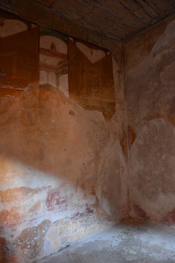 VII.2.45 Pompeii, May 2018. Looking towards south wall and south-west corner of cubiculum on west side of atrium.
Photo courtesy Adrian Hielscher.