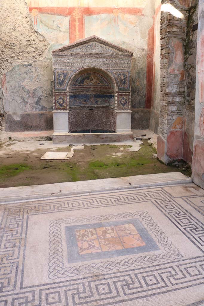 VII.2.45, Pompeii. December 2018.
Looking north across floor in tablinum towards garden area with fountain. Photo courtesy of Aude Durand.