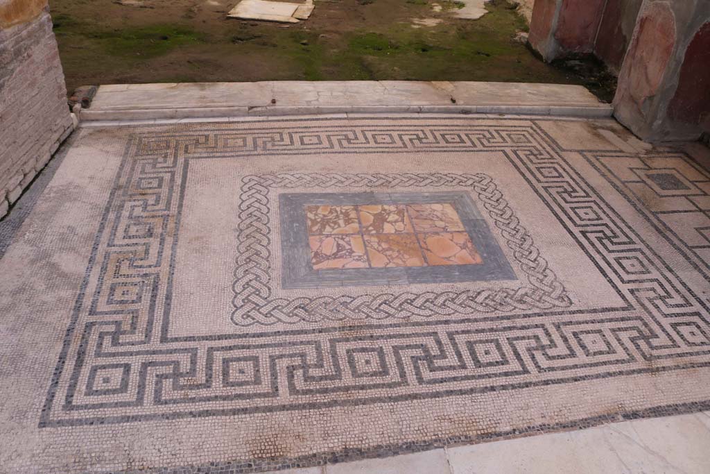 VII.2.45 Pompeii, December 2018.
Looking north across tablinum flooring towards threshold separating from garden area. Photo courtesy of Aude Durand.