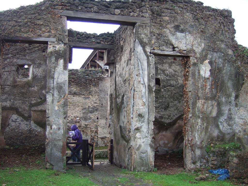 VII.2.51 Pompeii. December 2005. Looking south across atrium to front entrance.