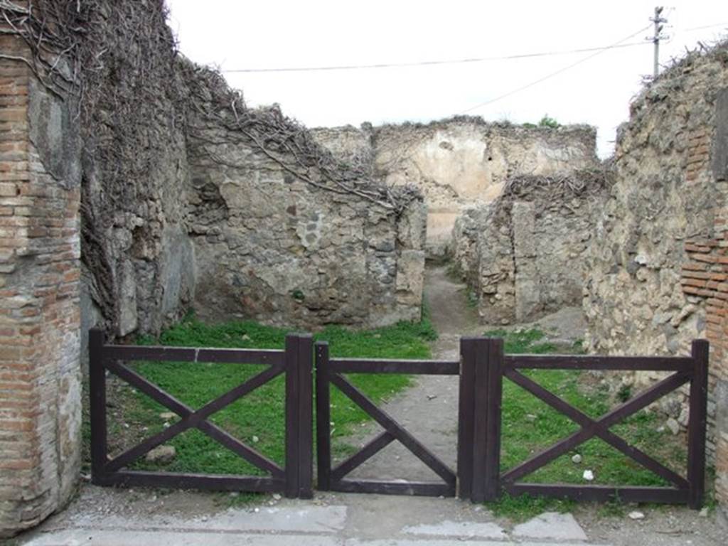 VII.2.52 Pompeii. December 2007. Looking north to entrance of a recess that used to have a masonry tub or basin closing off the rear.