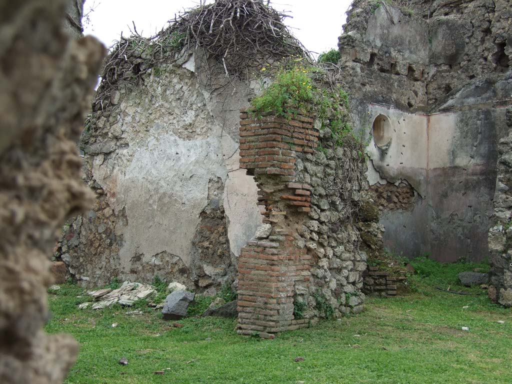VII.3.13 Pompeii. March 2009.
South side of garden area. Large triclinium, (on left), doorway to kitchen & latrine, and doorway to cubiculum.