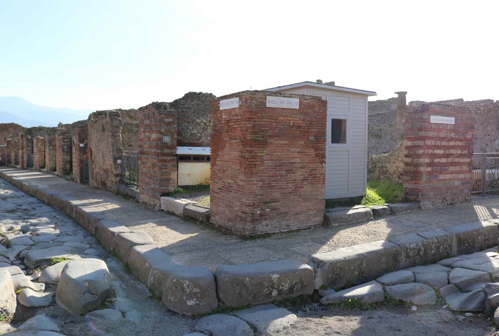 VII.3.14, Pompeii, on right. December 2018.
Looking towards corner of junction of Via Stabiana, on left, and Via della Fortuna, on right. Photo courtesy of Aude Durand.