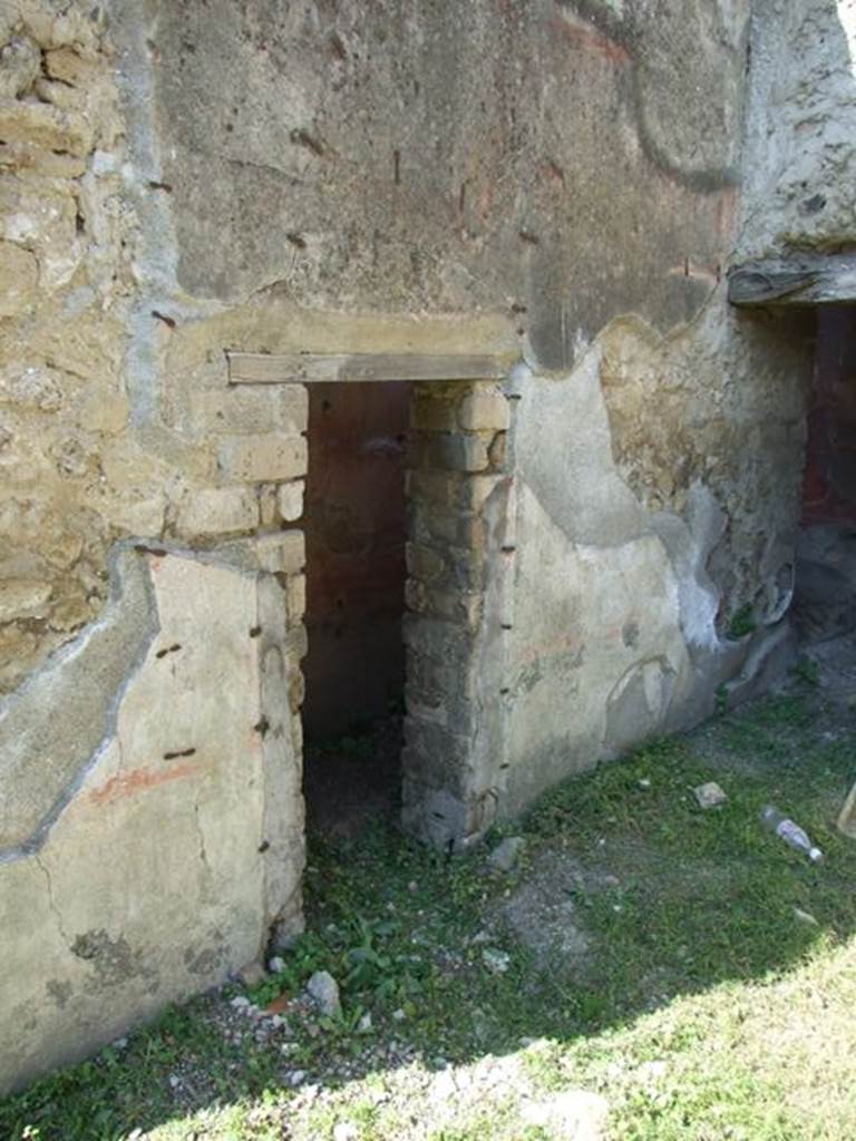 VII.3.29 Pompeii.  March 2009.  Doorway in west wall of Tablinum, leading to Room 7. Stairs to upper floor.
