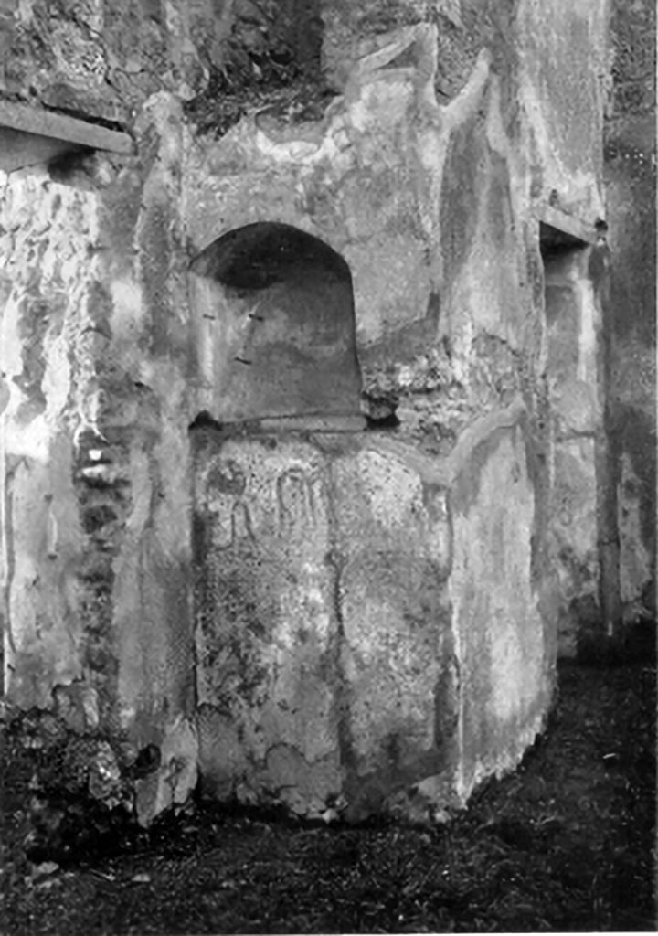 VII.3.29 Pompeii. According to Boyce, in the south-west corner of the portico of the garden was a semi-circular niche.
Its vaulted ceiling was adorned with a painted shell.
Painted on the wall above the niche was a pediment and below it a single serpent beside an altar.
See Boyce G. K., 1937. Corpus of the Lararia of Pompeii. Rome: MAAR 14. (p.65, no: 270, Pl. 4,1)