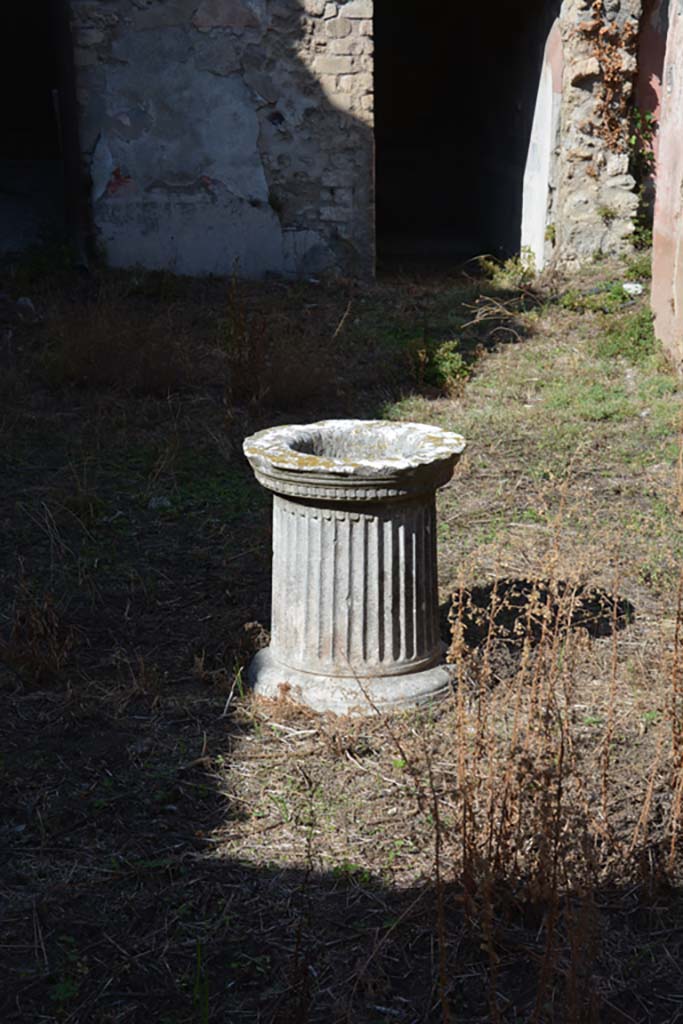 VII.3.29 Pompeii. October 2019. Room 1, puteal in atrium on edge of site of impluvium.
Foto Annette Haug, ERC Grant 681269 DCOR.

