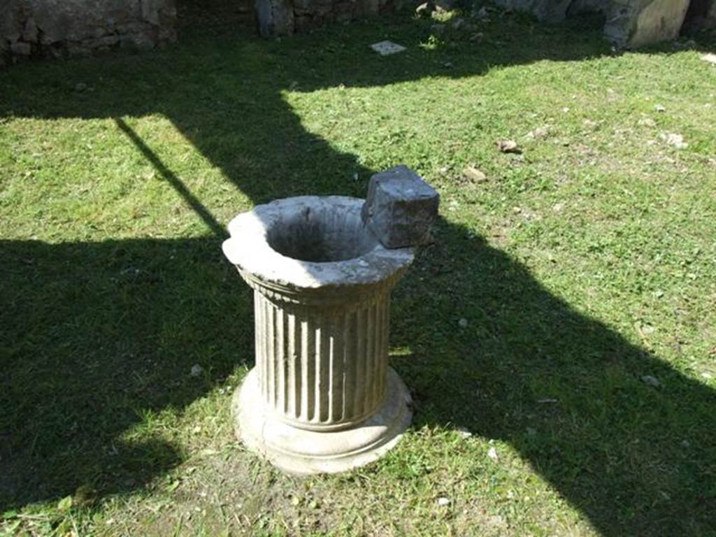 VII.3.29 Pompeii. March 2009. Room 1, marble puteal in atrium.  