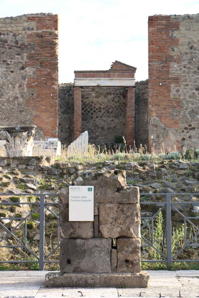VII.4.1 Pompeii. December 2018.
Looking east to rectangular altar on platform at front of Temple. Photo courtesy of Aude Durand.