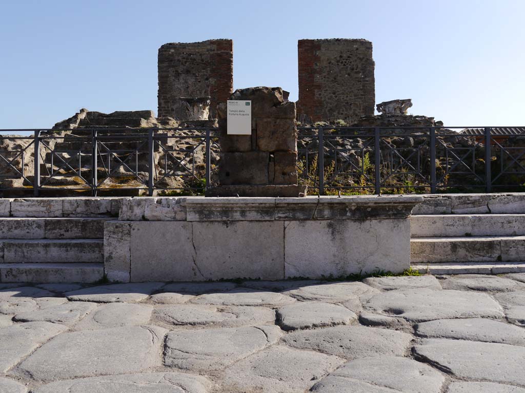 VII.4.1, Pompeii. March 2019. Looking east to altar in centre of platform.
Foto Anne Kleineberg, ERC Grant 681269 DÉCOR.