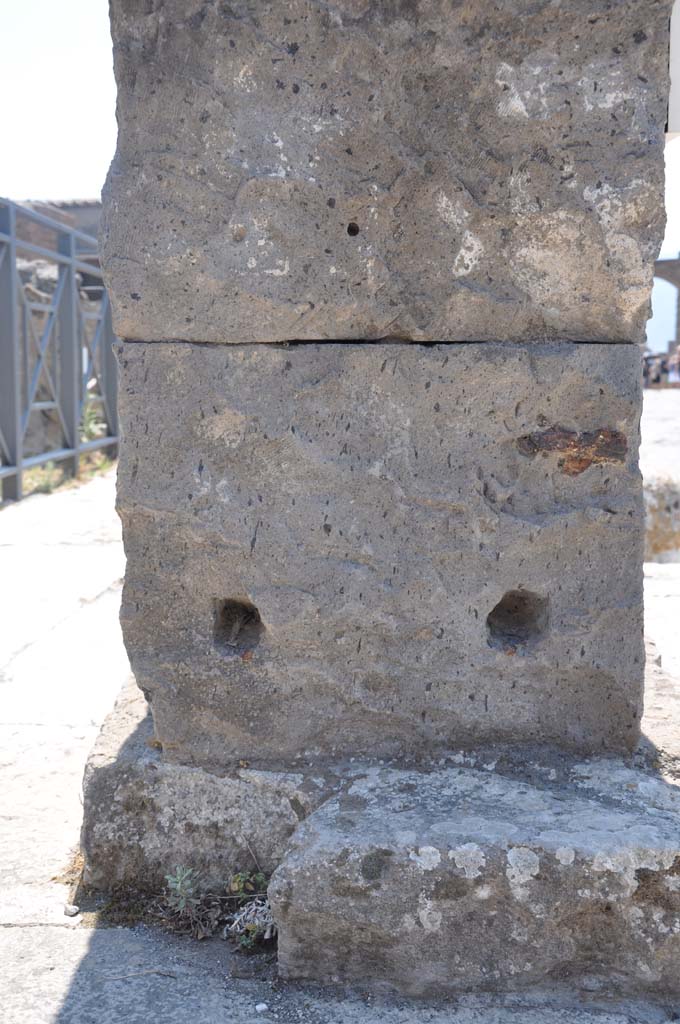 VII.4.1, Pompeii. July 2017. North side of altar, looking south.
Foto Anne Kleineberg, ERC Grant 681269 DÉCOR.