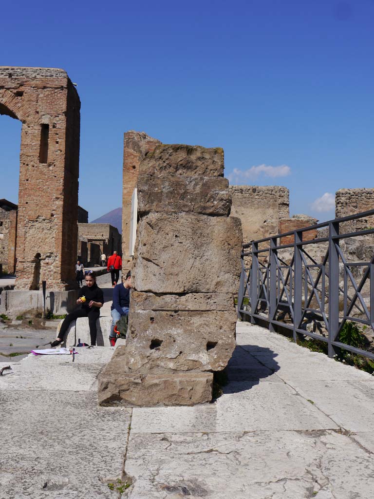 VII.4.1, Pompeii. March 2019. Looking north to south side of altar on central platform.
Foto Anne Kleineberg, ERC Grant 681269 DÉCOR.