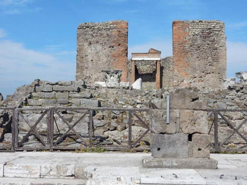 VII.4.1 Pompeii. May 2015. At the top of the left-hand steps would have been an iron gate on the right.
Photo courtesy of Buzz Ferebee.