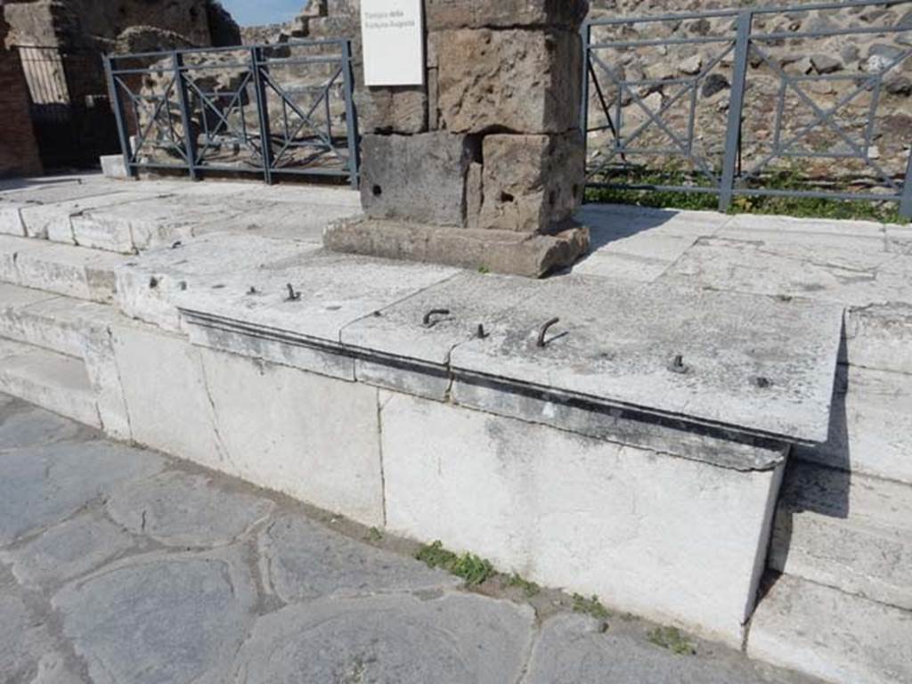 VII.4.1 Pompeii. May 2018. Looking east to the centre of the podium between the steps. Photo courtesy of Buzz Ferebee.