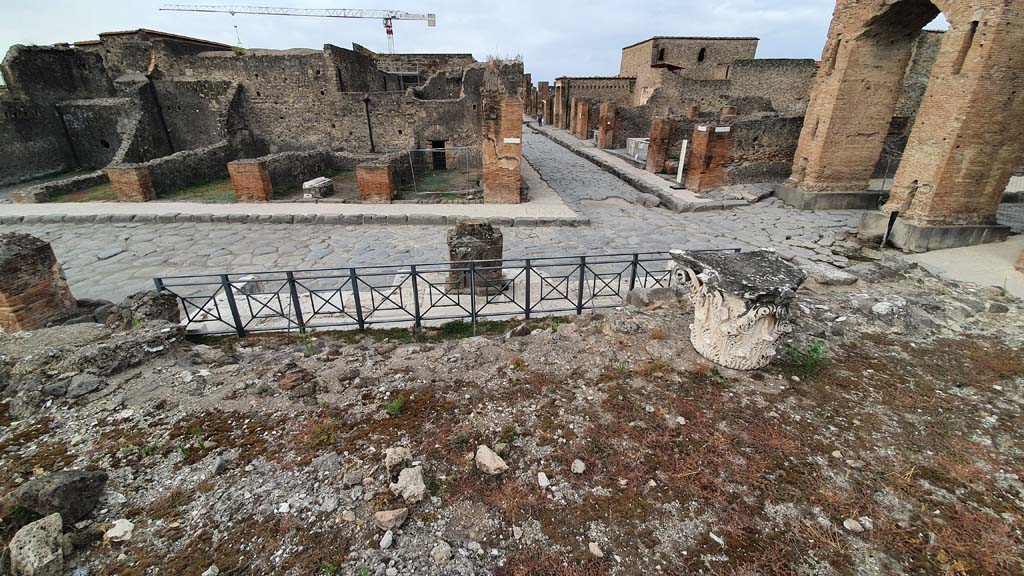 VII.4.1 Pompeii. August 2021. Looking west from upper podium/portico onto Via del Foro, and towards Via delle Terme, centre right.
Foto Annette Haug, ERC Grant 681269 DÉCOR.
