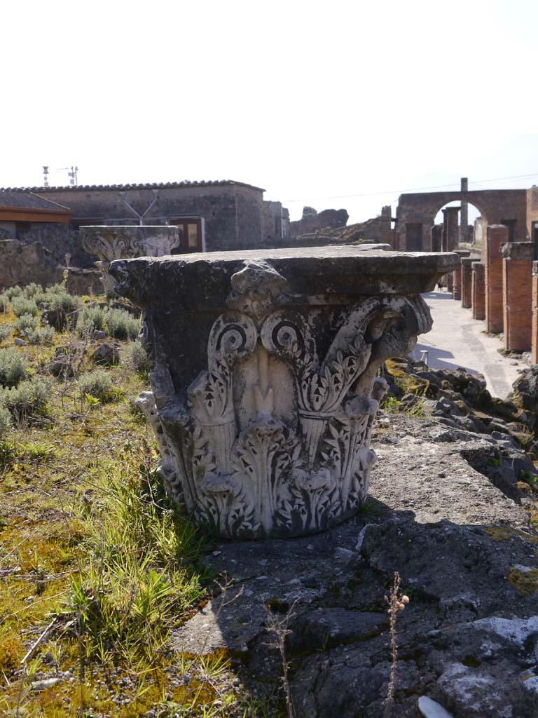 VII.4.1, Pompeii. March 2019. Capital on upper podium/portico, looking south.
Foto Anne Kleineberg, ERC Grant 681269 DÉCOR.