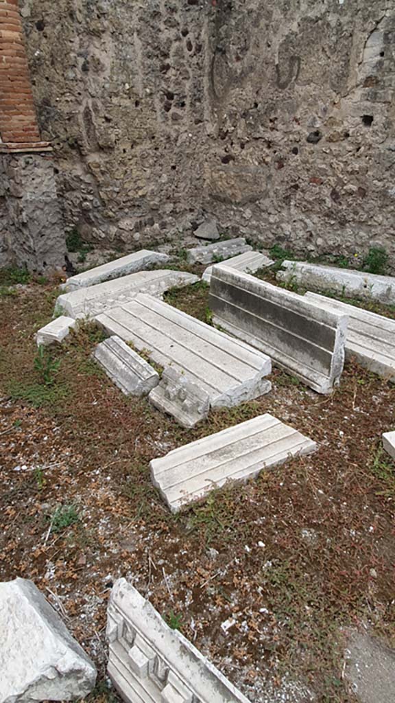 VII.4.1 Pompeii. August 2021. 
Structural items, frames, cornices, etc., from Temple, in south-east corner of cella.
Foto Annette Haug, ERC Grant 681269 DÉCOR.

