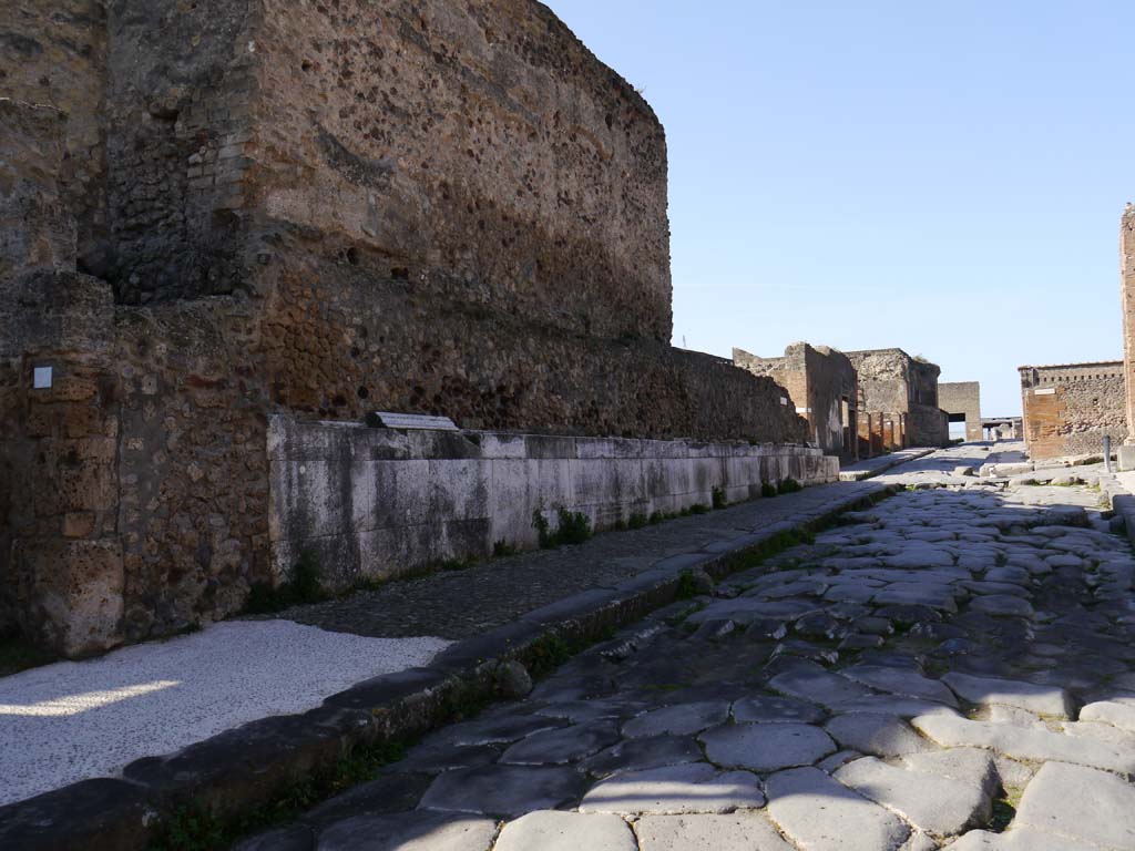 VII.4.1, Pompeii. March 2019. Looking west towards north boundary wall on Via della Fortuna.
Foto Anne Kleineberg, ERC Grant 681269 DÉCOR.

