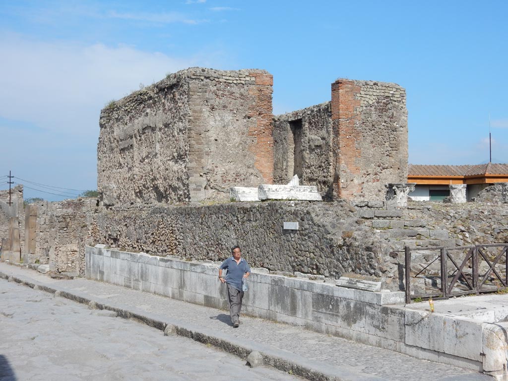 VII.4.1 Pompeii. July 2011. Looking east along Via della Fortuna showing the Temple on the right. Photo courtesy of Rick Bauer.