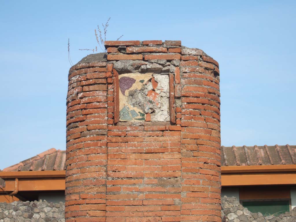 Column and plaque outside VII.4.6. September 2005.