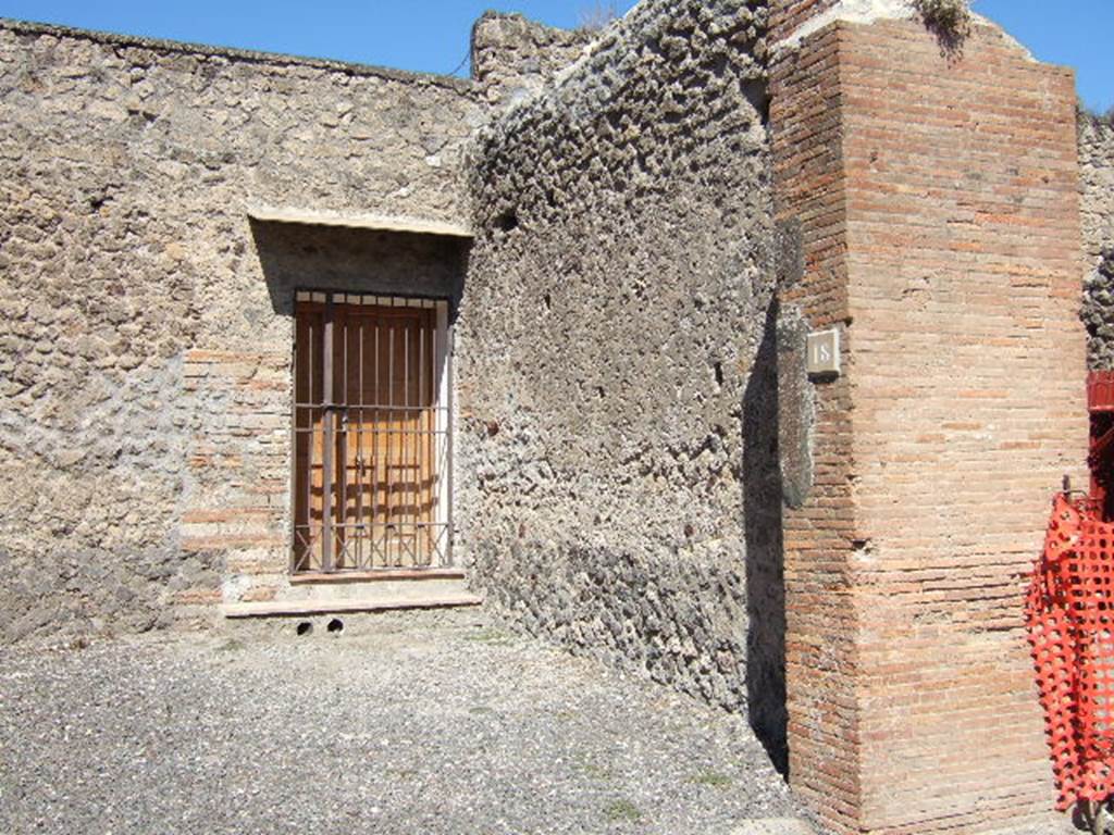 VII.4.18 Pompeii. September 2005. Entrance.
According to Fiorelli, this was a shop with a doorway to a corridor in the rear wall.
At the rear were two small rooms, and one large area with a kitchen oven/hearth, and another corridor area, perhaps with the latrine at its rear.
See Pappalardo, U., 2001. La Descrizione di Pompei per Giuseppe Fiorelli (1875). Napoli: Massa Editore. (p.90)