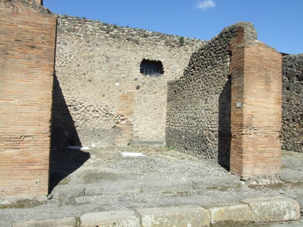 VII.4.19 Pompeii. March 2009. Entrance on Via degli Augustali.  Looking north.
According to Fiorelli, this was a shop with a rear room.
See Pappalardo, U., 2001. La Descrizione di Pompei per Giuseppe Fiorelli (1875). Napoli: Massa Editore. (p.90)
