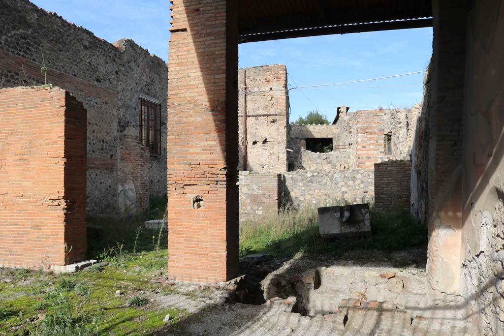 VII.4.25 Pompeii. December 2018. Looking north across shop room towards atrium and tablinum. Photo courtesy of Aude Durand.
