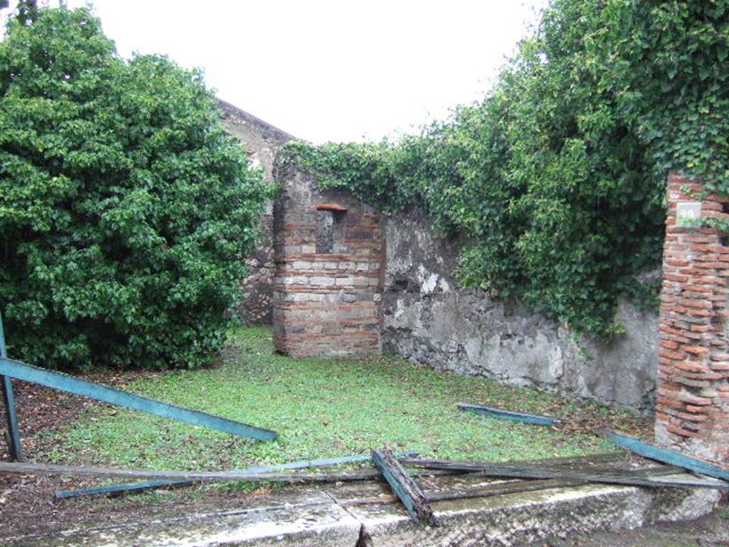 VII.4.29 Pompeii.  December 2005.  Looking north across shop to rear.