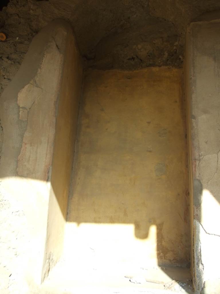 VII.4.31 Pompeii.  March 2009. Room 29. Niche for a statue in the centre of the Apsidal Exedra.