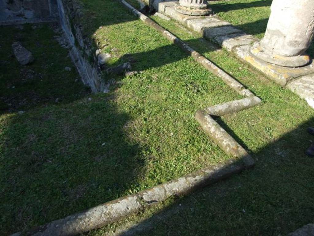 VII.4.31 Pompeii.  March 2009.  Middle Peristyle.  South east corner.