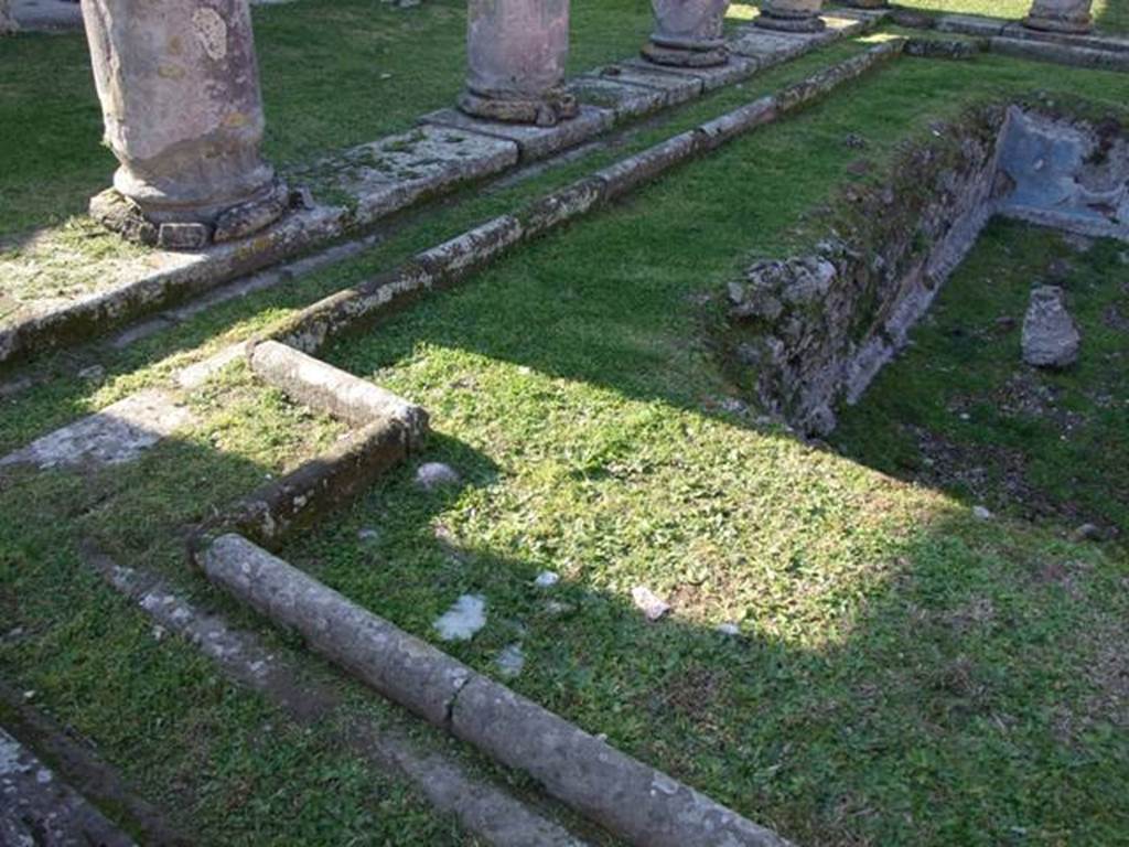 VII.4.31 Pompeii.  March 2009.    Middle Peristyle.  South west corner.