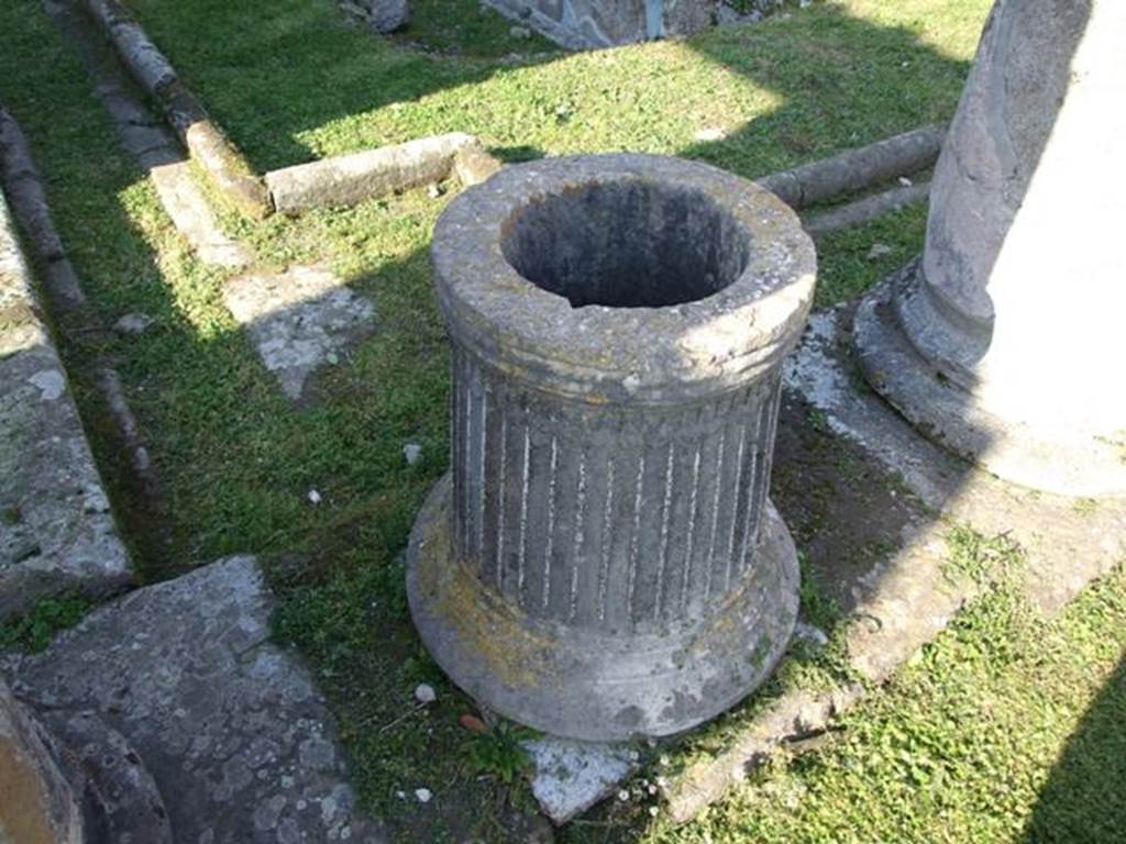 VII.4.31 Pompeii.  March 2009. Middle Peristyle.  Marble Puteal.