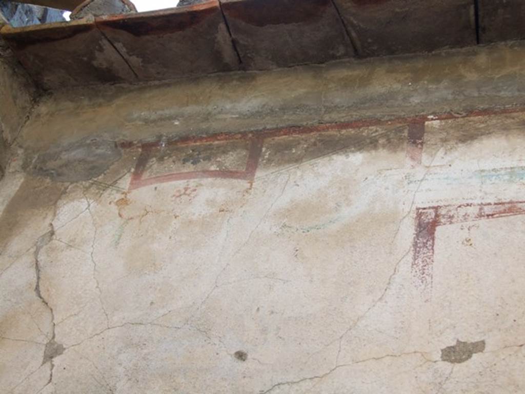 VII.4.31 Pompeii.  March 2009. Room 33.  Detail of painted decoration. South end of Upper West wall.