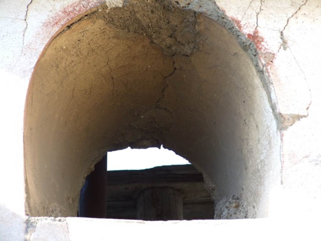 VII.4.31 Pompeii.  March 2009. Room 33.  Remains of Niche.