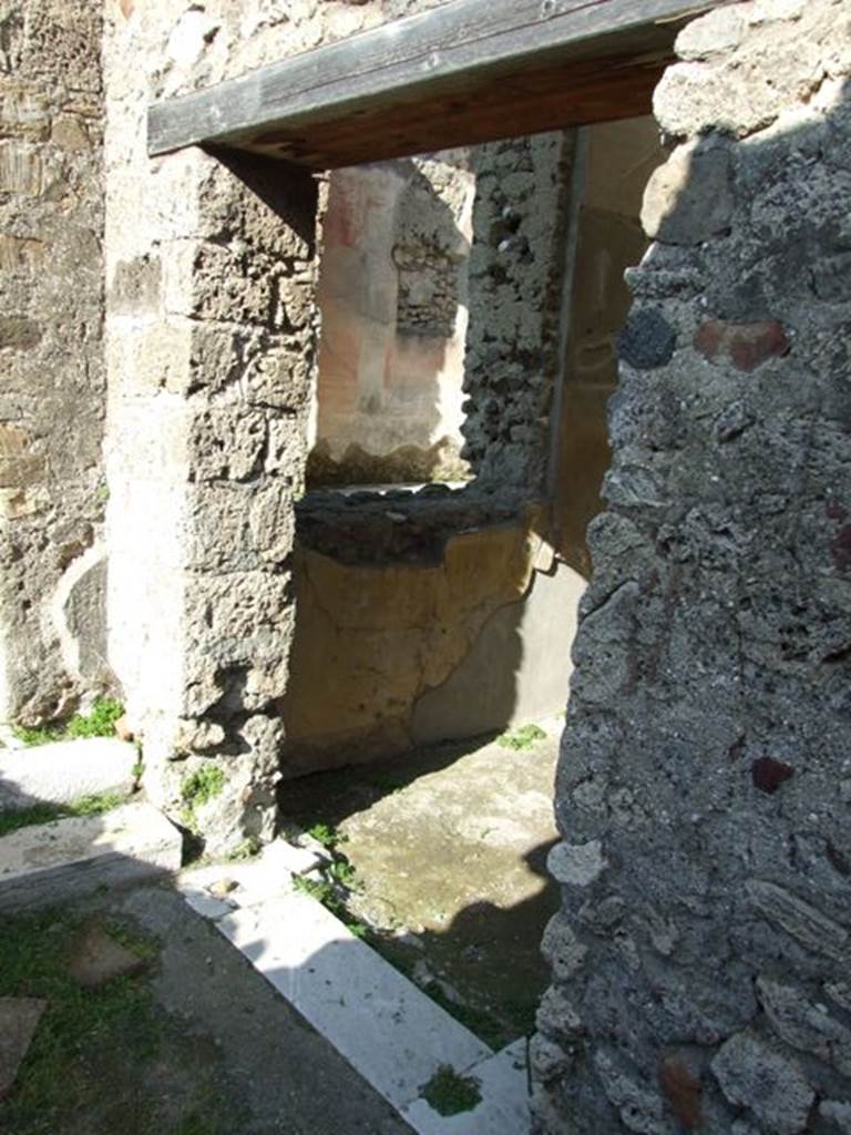 VII.4.31 Pompeii.  March 2009.  Doorway to Room 12. Oecus.