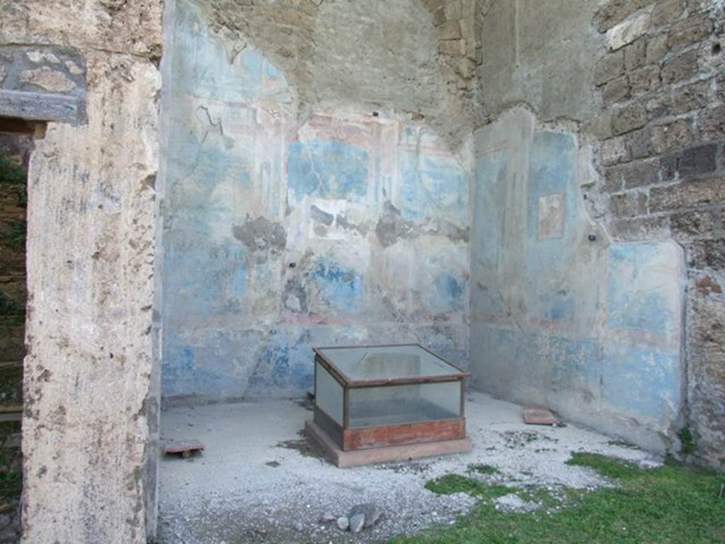 VII.4.31 Pompeii. March 2009. Room 18, exedra. Doorway from middle peristyle. Looking west.