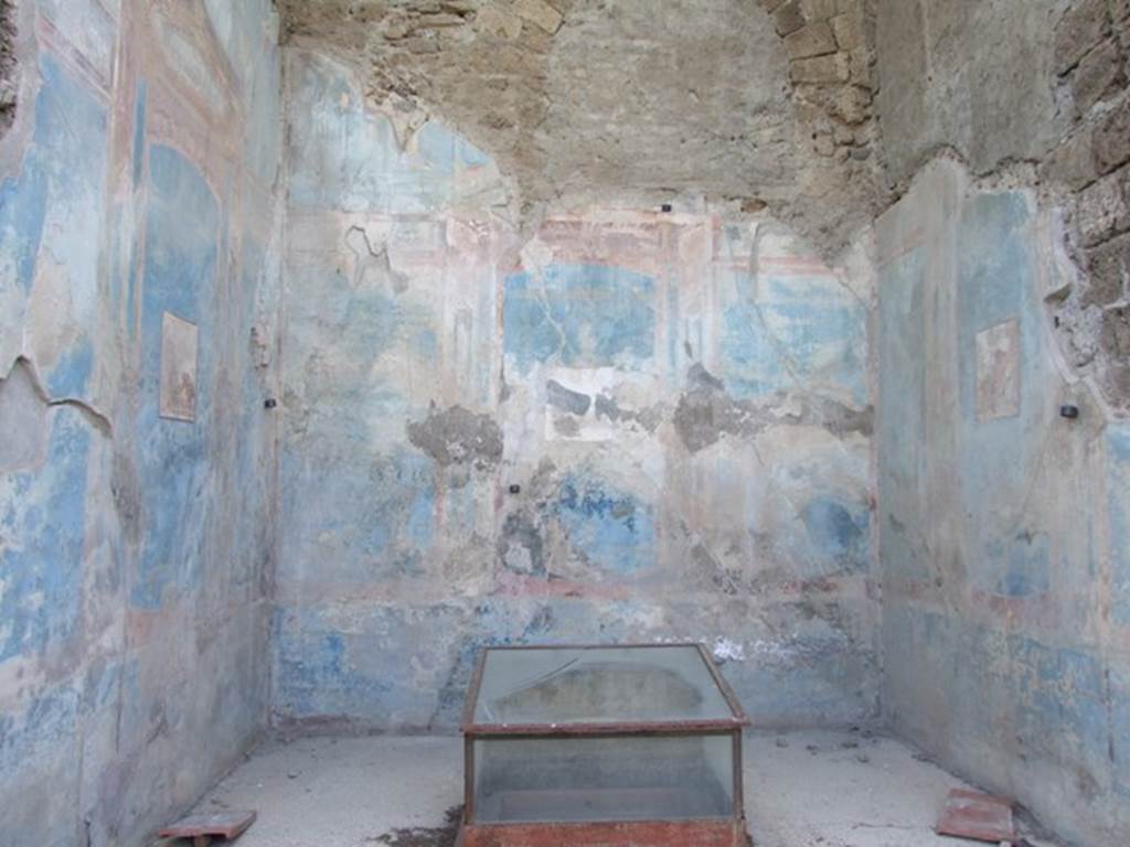 VII.4.31 Pompeii.  March 2009.  Room 18. Exedra. West wall.