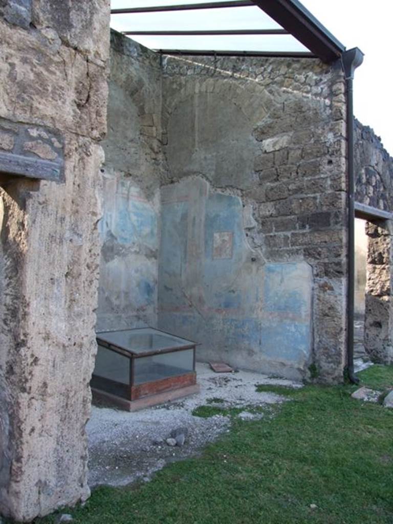 VII.4.31 Pompeii.  March 2009.  Room 18. Exedra. North wall.