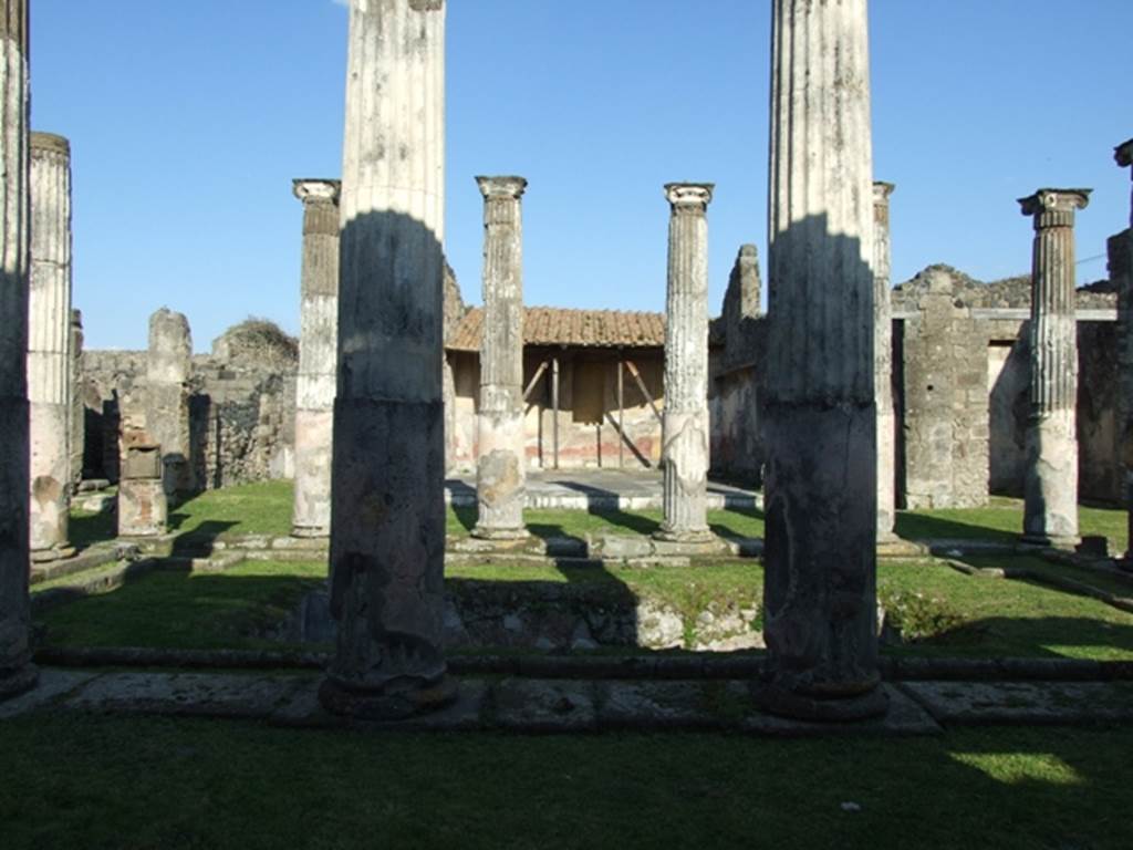 VII.4.31 Pompeii.  March 2009.  Looking east across Middle Peristyle, from Exedra, Room 18.