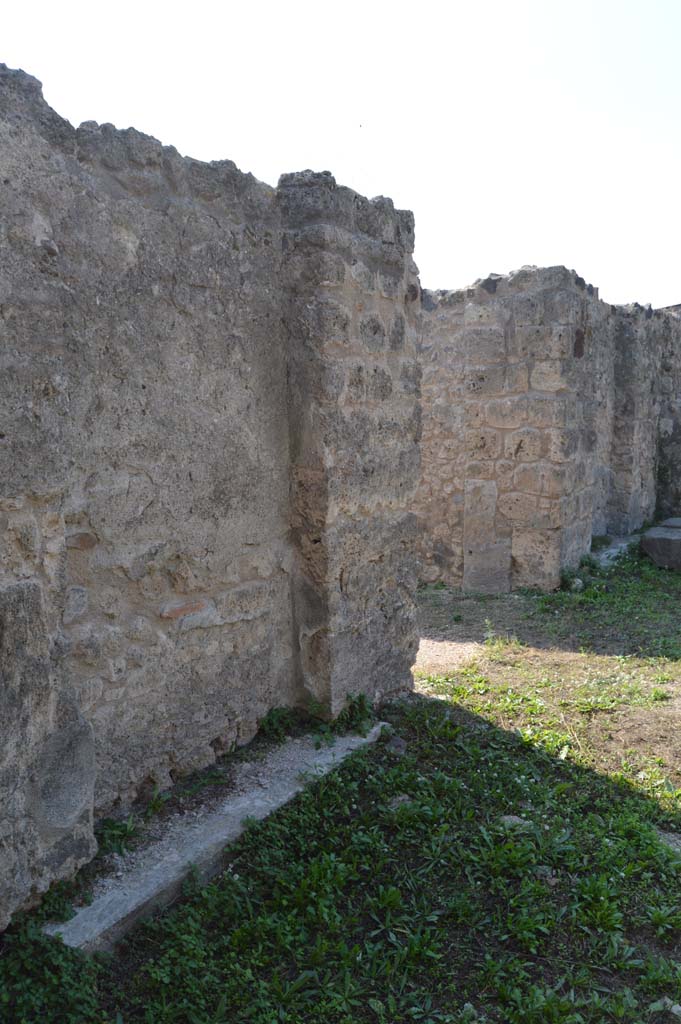 VII.4.31/51 Pompeii. October 2017. 
Room 2, threshold of a blocked doorway in south-east corner of atrium.
Foto Taylor Lauritsen, ERC Grant 681269 DÉCOR.
