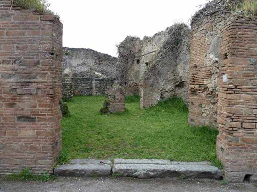 VII.4.39 Pompeii. May 2010. Entrance on Vicolo Storto. Looking west.