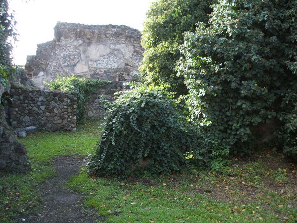 VII.4.39 Pompeii.  December 2004.  Looking west from entrance.