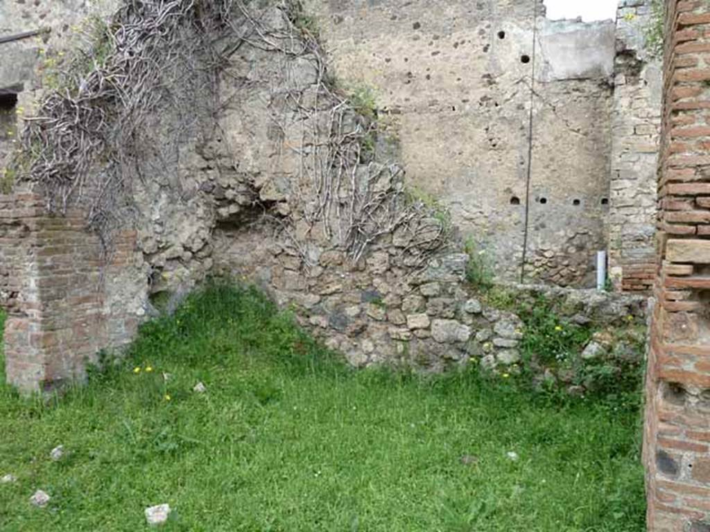 VII.4.39 Pompeii. May 2010. North side of shop.